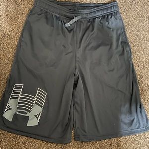Black Sz YOUTH XL UA shorts